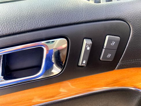 Used 2012 Lincoln MKT FWD image 18