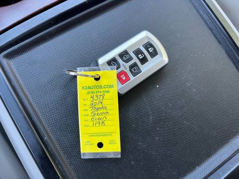 Used 2014 Toyota Sienna XLE AWD/4WD image 17