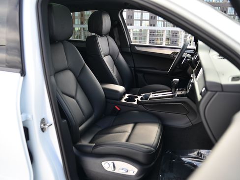 Certified 2026 Porsche Macan AWD/4WD image 21