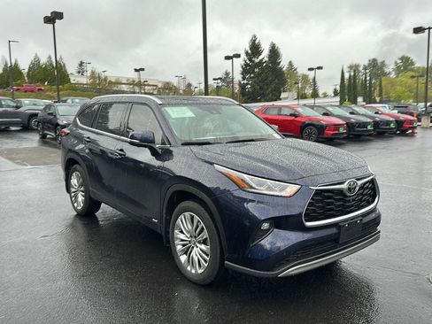 Used 2025 Toyota Highlander Platinum image 2