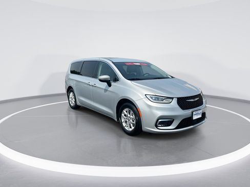 Used 2023 Chrysler Pacifica Touring-L FWD image 2