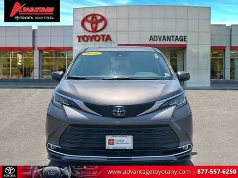 Used 2021 Toyota Sienna XLE AWD/4WD image 2