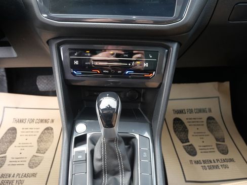 Used 2022 Volkswagen Tiguan SE w/ Panoramic Sunroof Package image 12