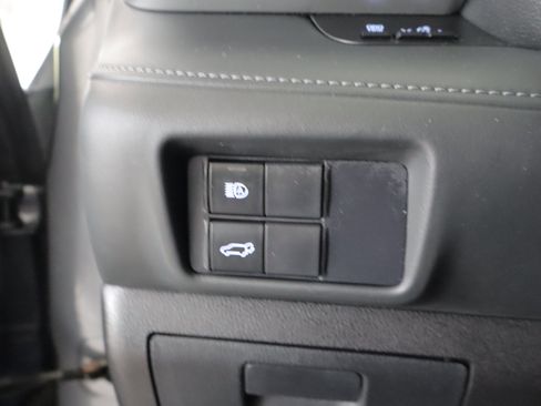 Used 2021 Toyota Highlander XLE AWD/4WD image 18