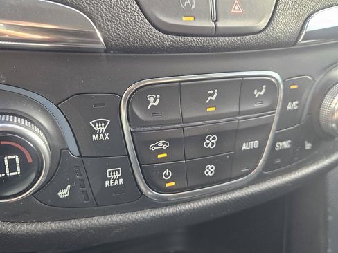 Used 2024 Chevrolet Equinox LT FWD image 11