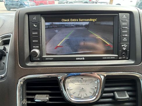 Used 2016 Chrysler Town & Country Touring w/ Driver Convenience Group FWD image 21