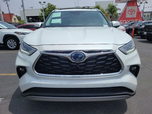 Used 2023 Toyota Highlander Platinum FWD image 3