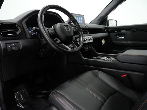 Used 2025 Honda Pilot TrailSport image 12
