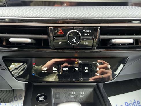 Certified 2025 Nissan Kicks SR w/ Illumination Package image 28