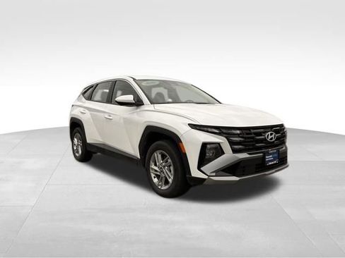 Used 2025 Hyundai Tucson SE image 3