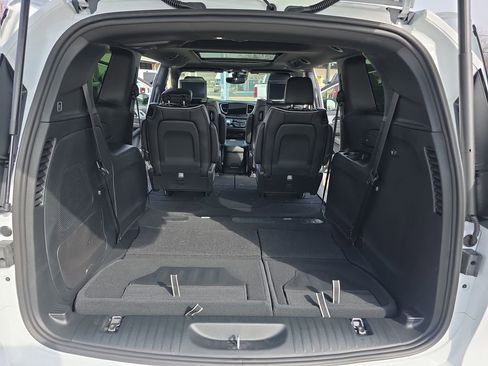 New 2026 Chrysler Pacifica Limited image 14
