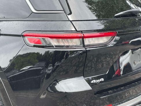 Used 2023 Jeep Grand Cherokee Summit AWD/4WD image 11