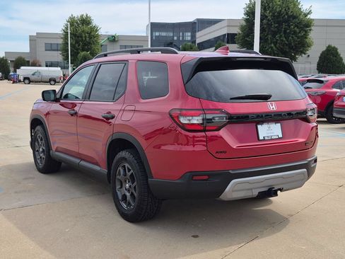 Used 2024 Honda Pilot TrailSport image 8