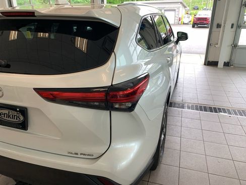 Used 2022 Toyota Highlander XLE AWD/4WD image 16