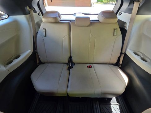 Used 2021 Toyota Sienna XLE FWD image 30