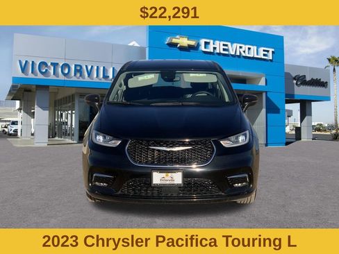 Used 2023 Chrysler Pacifica Touring-L FWD image 2