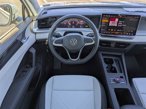 New 2025 Volkswagen Tiguan SE image 16