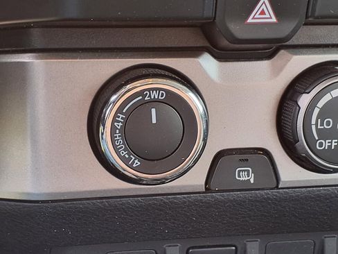 Used 2020 Toyota Tacoma SR AWD/4WD image 13