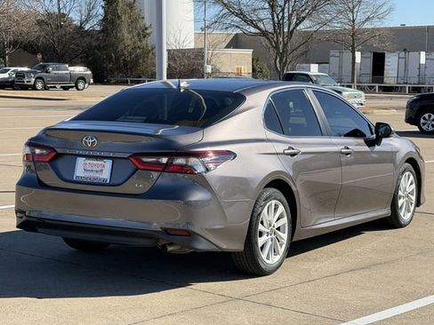 Used 2022 Toyota Camry LE image 4