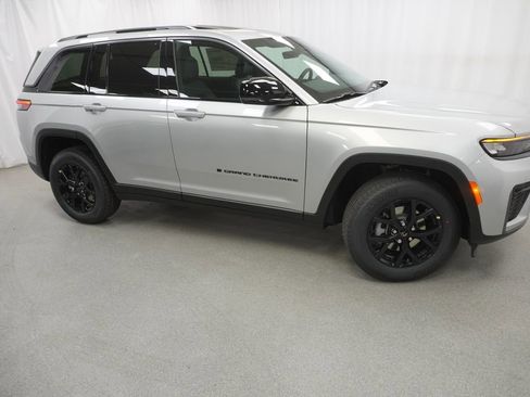 New 2026 Jeep Grand Cherokee Altitude AWD/4WD image 9