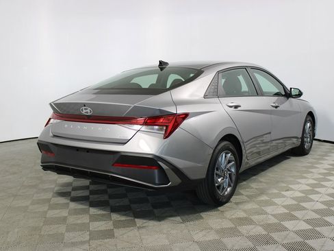 Used 2025 Hyundai Elantra Blue image 36