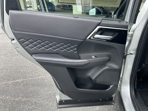 Used 2025 Mitsubishi Outlander 4WD Plug-In Hybrid image 27