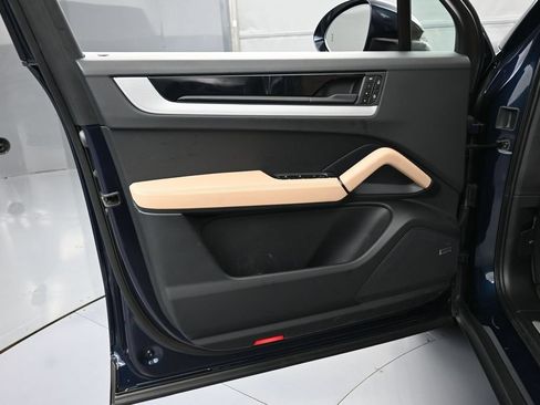 Certified 2025 Porsche Cayenne AWD/4WD image 15