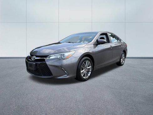 Used 2017 Toyota Camry SE w/ Moonroof Package FWD image 2