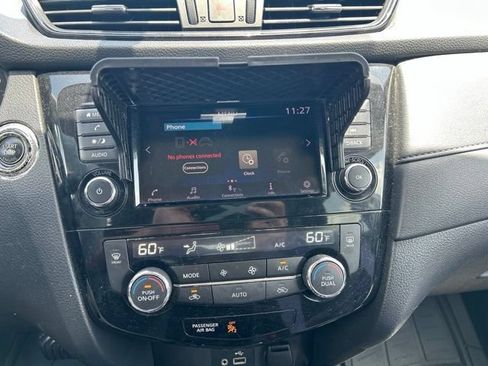 Used 2018 Nissan Rogue SV AWD/4WD image 25