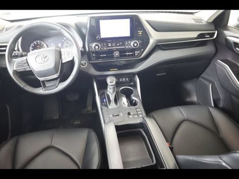 Used 2024 Toyota Highlander XLE FWD image 29