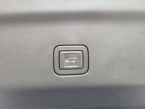 Used 2026 Chevrolet Suburban LT RWD image 7