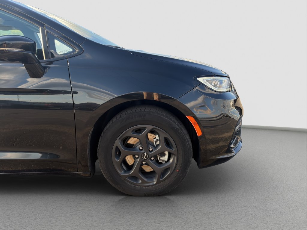 Used 2024 Chrysler Pacifica Premium FWD image 22