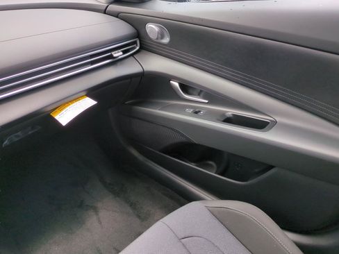 New 2025 Hyundai Elantra SE FWD image 16
