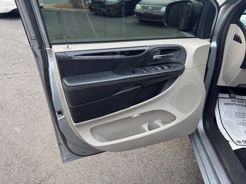 Used 2017 Dodge Grand Caravan SXT image 10