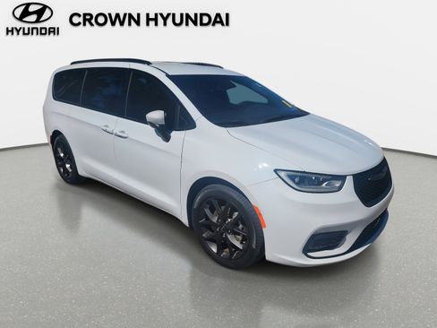 Used 2023 Chrysler Pacifica Touring-L w/ S Appearance Package image 4