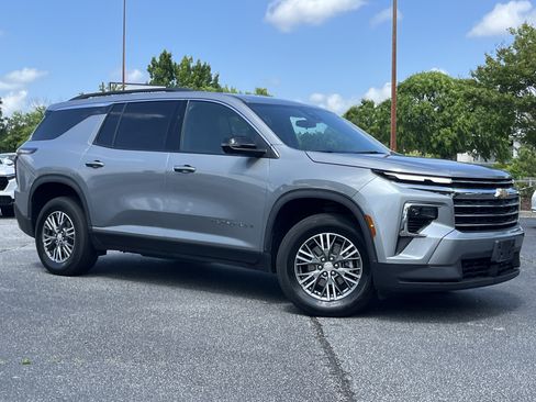 Used 2024 Chevrolet Traverse LT AWD/4WD image 2