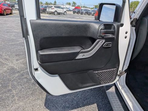 Used 2018 Jeep Wrangler Unlimited Sahara w/ Connectivity Group AWD/4WD image 13