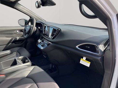 New 2026 Chrysler Pacifica Select w/ S Appearance Package FWD image 16