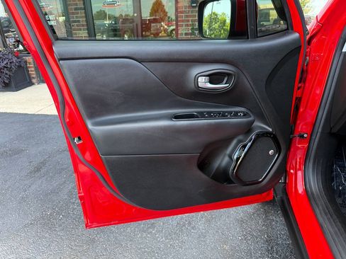 Used 2019 Jeep Renegade Altitude w/ UConnect 8.4 Nav Group FWD image 20