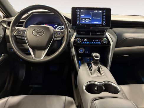 Used 2022 Toyota Venza XLE image 11