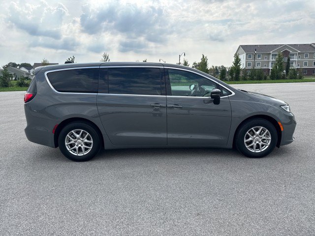 Used 2025 Chrysler Pacifica Select FWD image 2