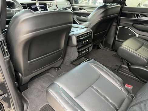 Used 2024 Jeep Wagoneer Series III AWD/4WD image 29