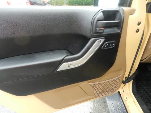 Used 2014 Jeep Wrangler Unlimited Sahara image 16