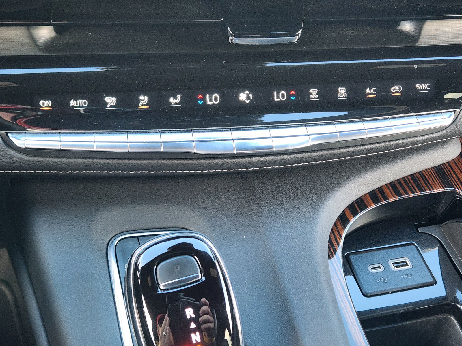 Certified 2023 Cadillac Escalade Premium Luxury w/ Performance Package AWD/4WD image 17
