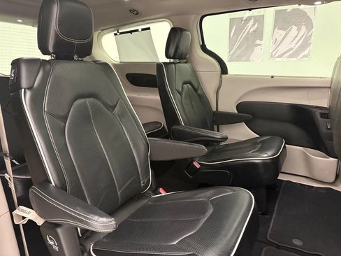 Used 2023 Chrysler Pacifica Limited FWD image 33
