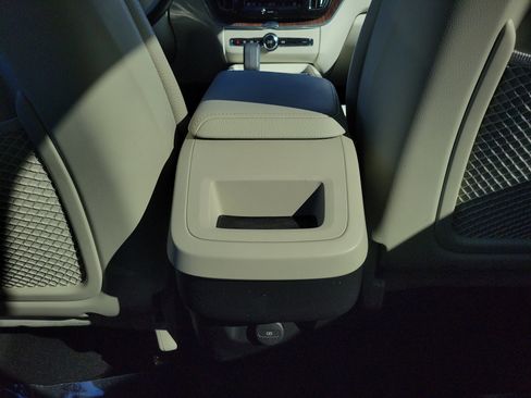 Used 2022 Volvo XC60 B5 Momentum w/ Protection Package Premier image 32