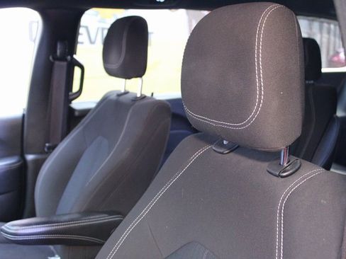 Used 2022 Chrysler Pacifica Touring image 19