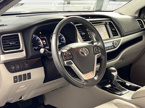 Used 2019 Toyota Highlander Plus AWD/4WD image 17