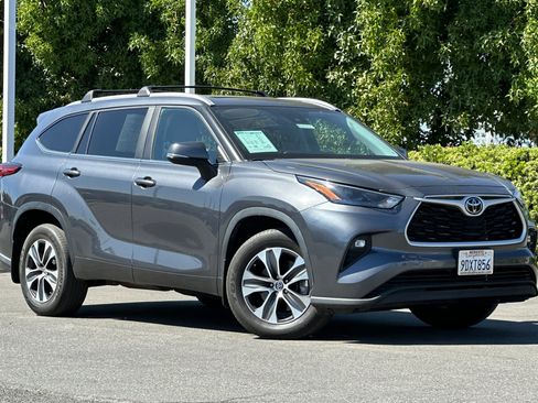 Used 2023 Toyota Highlander L image 2