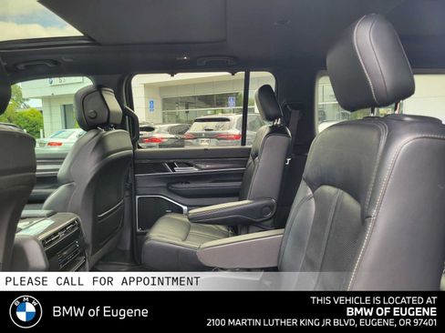 Used 2022 Jeep Wagoneer Series III w/ Premium Group I AWD/4WD image 20